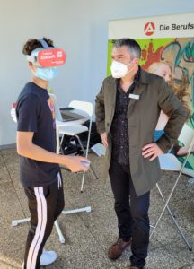 Ein Schüler der Realschule plus Cochem erkundet einen Beruf mittels Virtual-Reality-Brille
